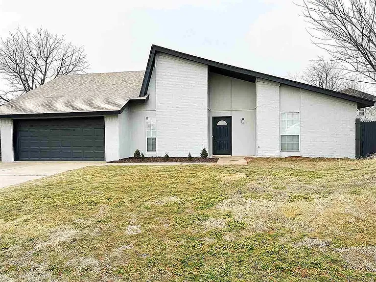 218 SE Surrey Pl — Photo 1
