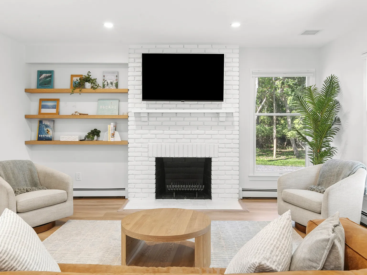 Coastal Hamptons Style Westhampton Beach Village Rental — Photo 4