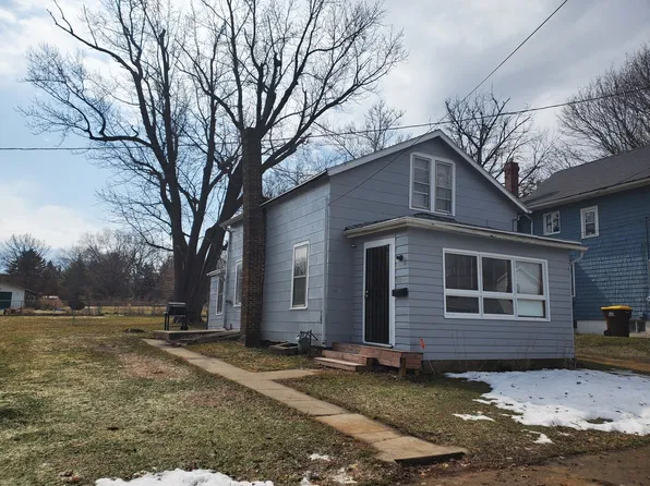 219 W John St, Freeport, IL 61032