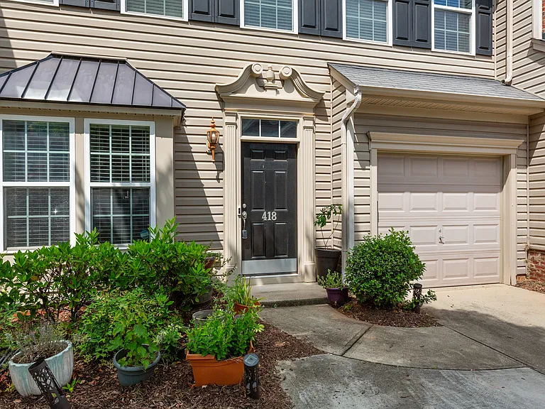 418 Cedar Pines Dr — Photo 2