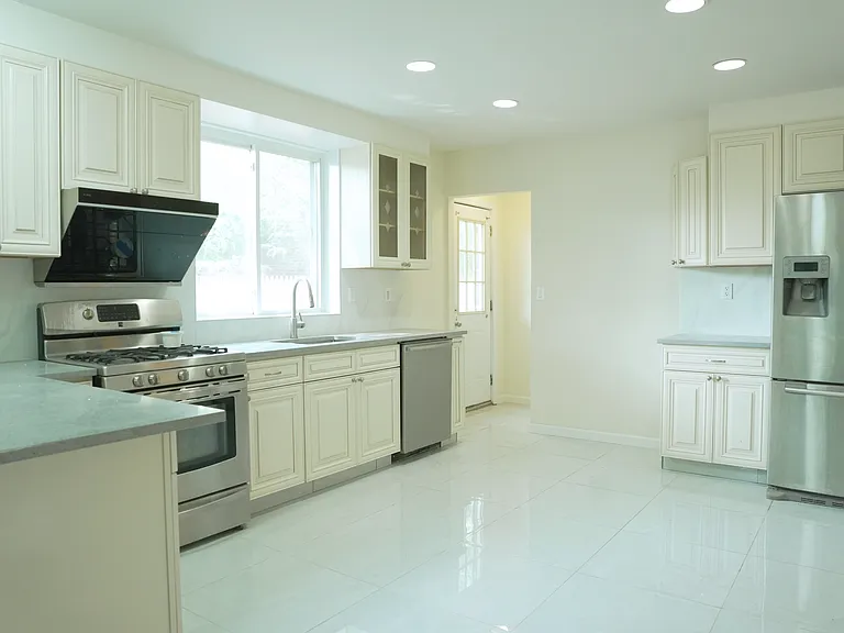 72 Berkshire Rd — Photo 5