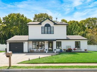 102 Inverness Rd, Holbrook, NY 11741