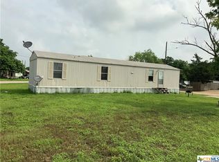 302 W 3rd St, Nixon, TX 78140