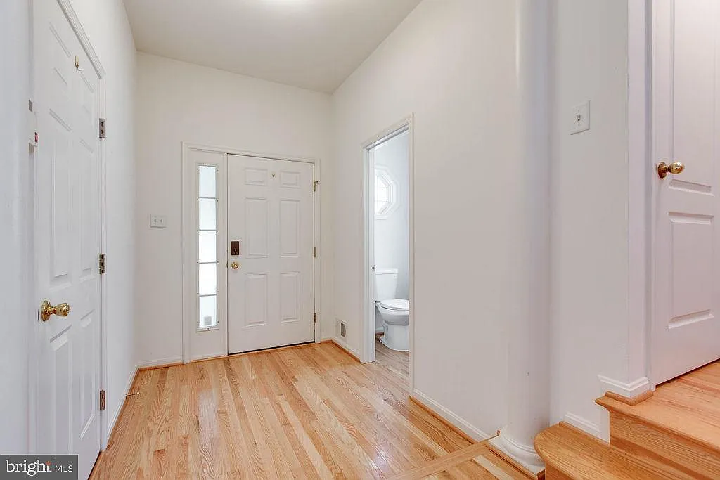 3 bed, 3.5 bath, 2572 sqft, $3,200 — Photo 3