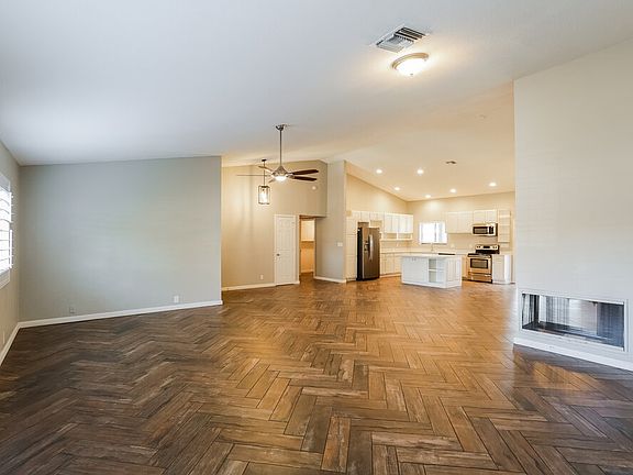 5th image of 1214 E Greenway Cir