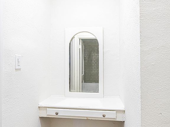 3rd image of 542 S Mariposa Ave APT 104