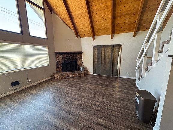 3rd image of 858 Pine Ln