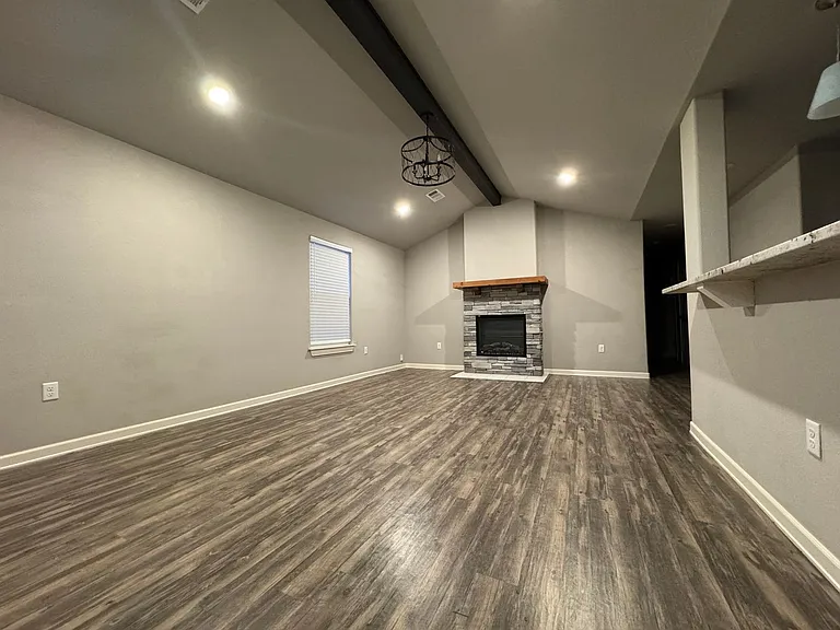 1707 SE K Pl — Photo 2