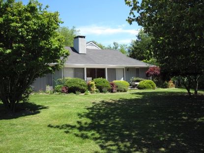  landscaped yard