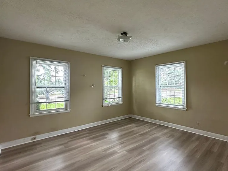 1712 W Bethel Ave — Photo 6
