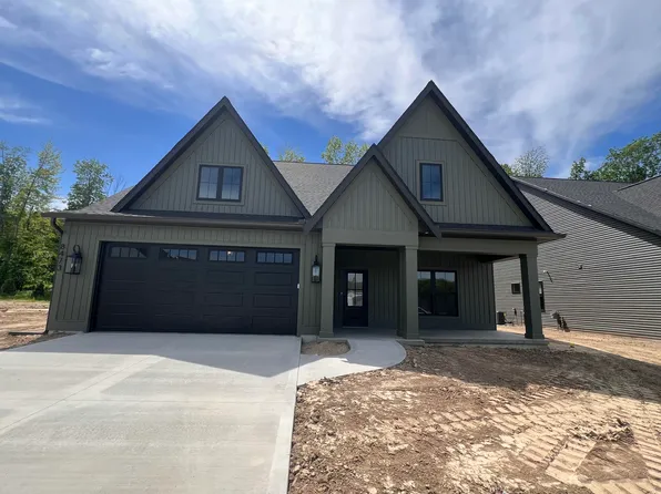 8473 Ravinewood Dr, Jenison, MI 49428