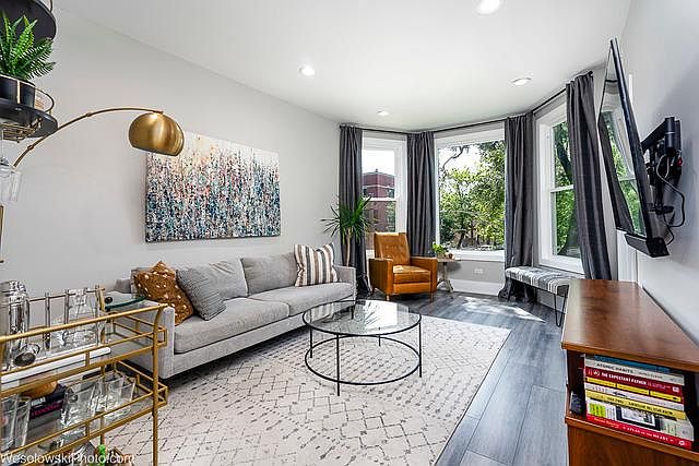 1st image of 2701 N Hamlin Ave #2