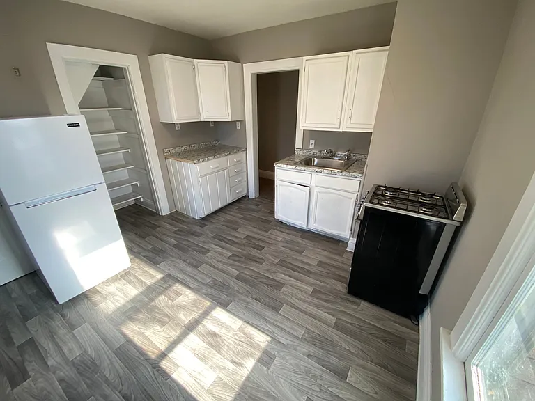 200 E 3rd St #UPSTAIRS — Photo 1