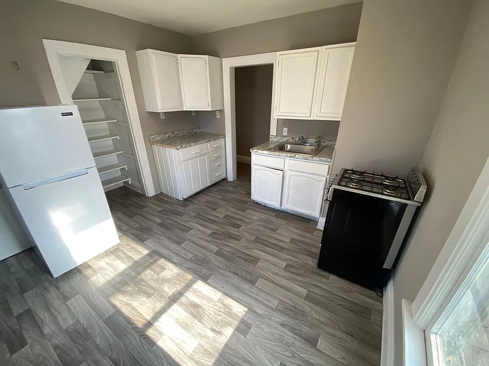 200 E 3rd St #UPSTAIRS