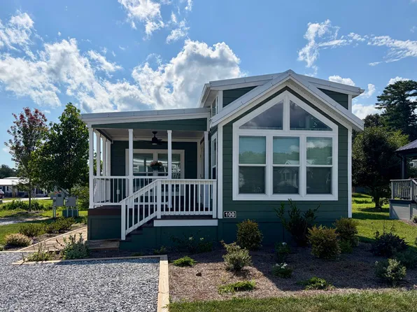 100 Meandering Ln, Flat Rock, NC 28731