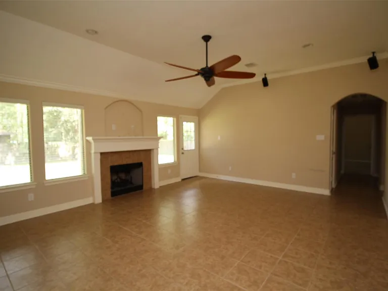 1504 Glen Oaks Dr — Photo 5