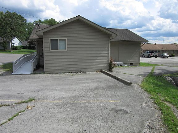 2nd image of 2075 Cravens Dr