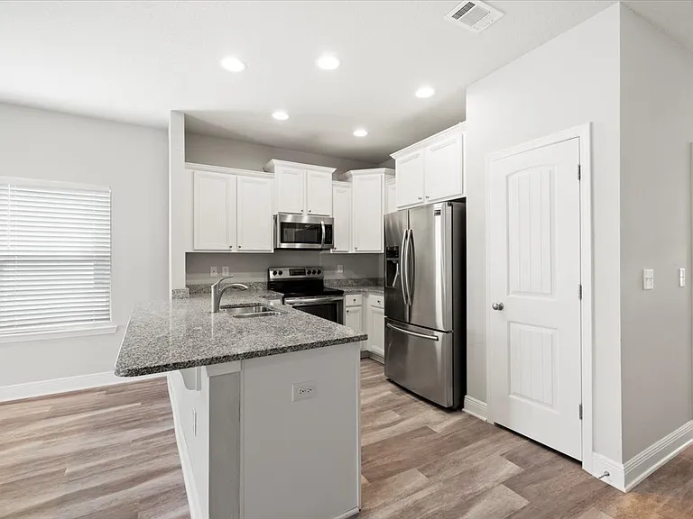 65 Crossing Laneunit F — Photo 3