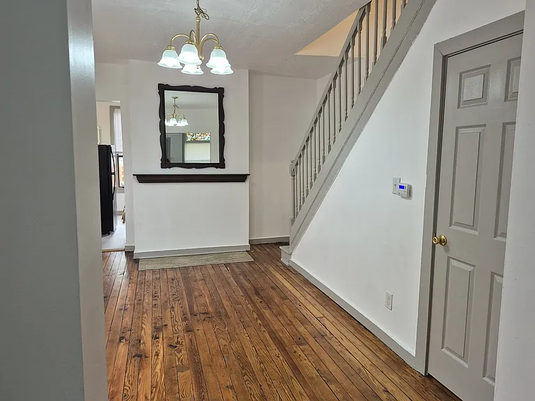 569 E Whittier St — Photo 5