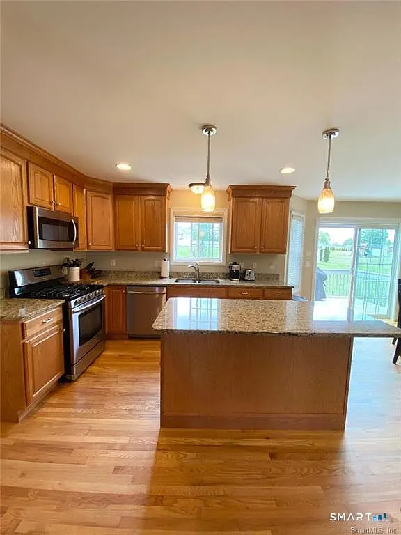 4 bed, 2.5 bath, 3772 sqft, $3,500 — Photo 4