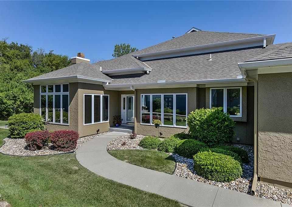 Maintenance provided twin home. Lot's of natural light