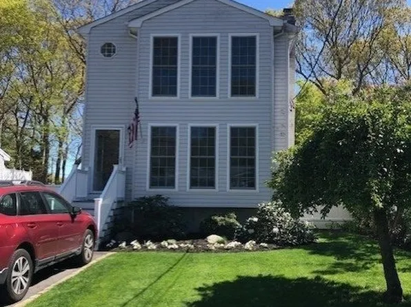 28 Arlington St, Patchogue, NY 11772