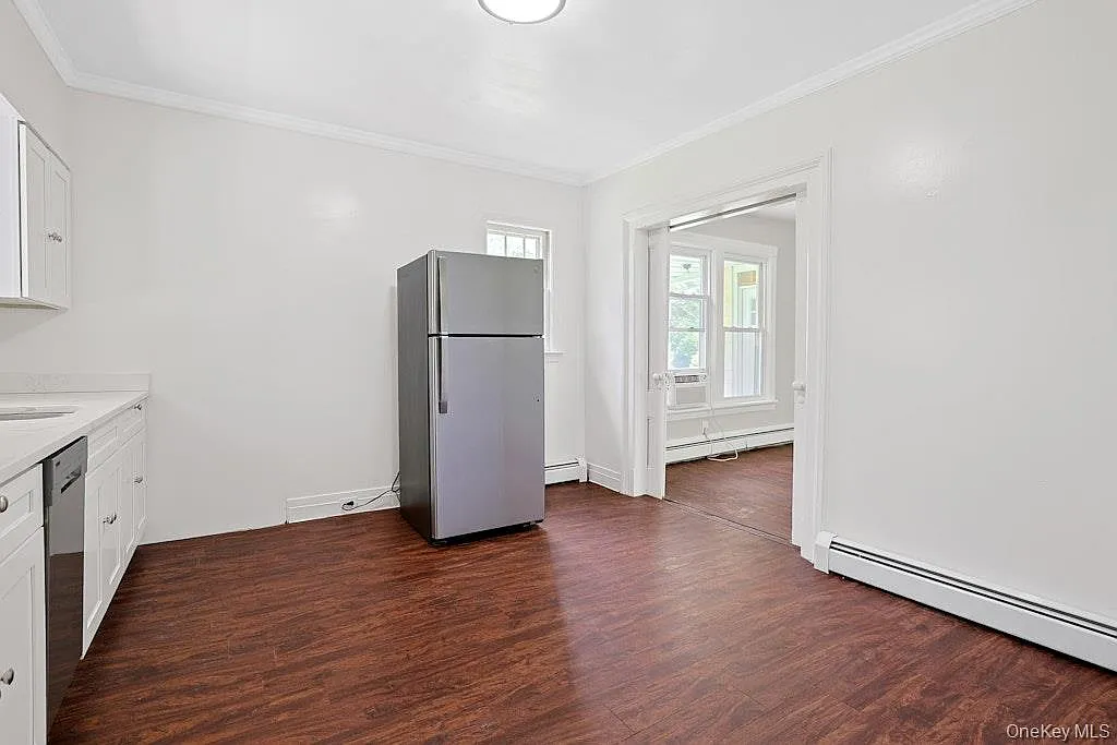 2 bed, 1.0 bath, 1100 sqft, $4,500 — Photo 2