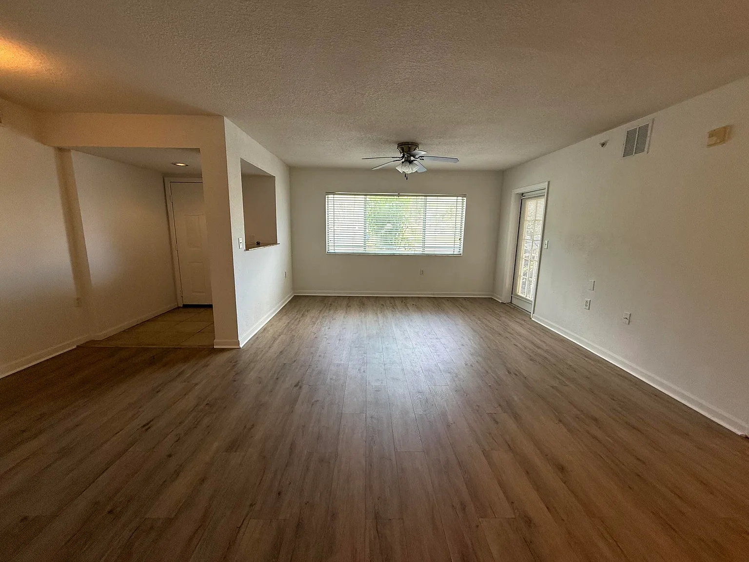 3 bed, 2.0 bath, 1373 sqft, $2,200 — Photo 4