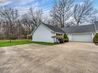 3943 Hilltop Dr, Vermilion, OH 44089