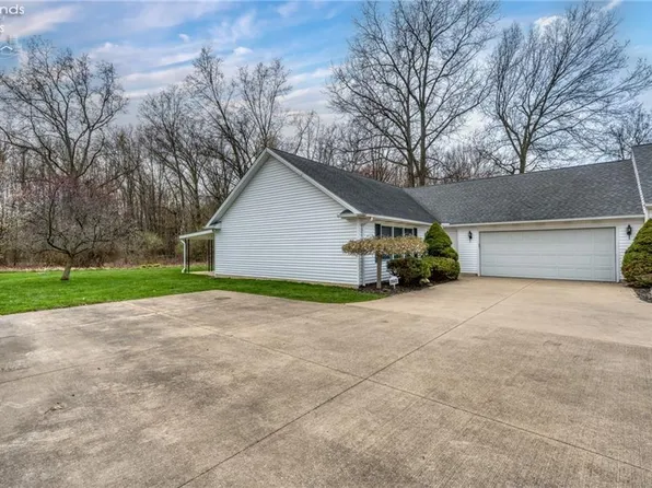 3943 Hilltop Dr, Vermilion, OH 44089