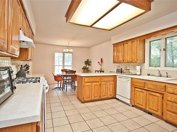 2nd image of 3 Sandown Cir