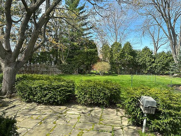 4th image of 427 Morgan Dr