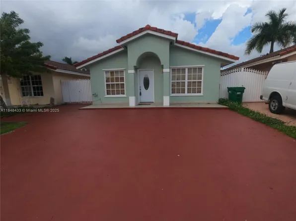 8945 NW 114th St, Hialeah Gardens, FL 33018
