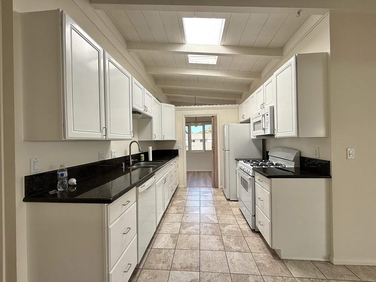 3 bed, 1242 sqft, $6,950 — Photo 3