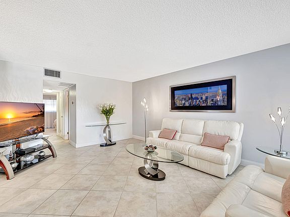 5th image of 804 SE 7th Street #206