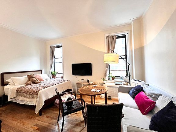 4th image of 58 W 72nd St APT 4C