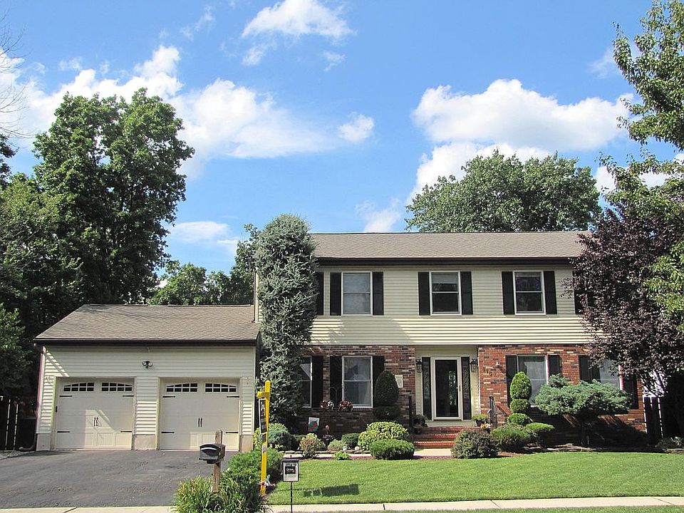Front view w/2 car garage