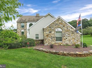 2382 Fox Chase Dr, Hanover, PA 17331