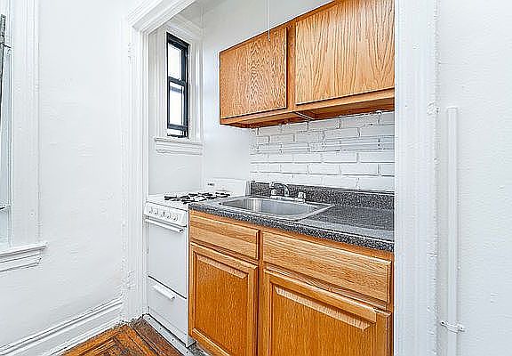 4th image of 2520 42nd St APT 3D