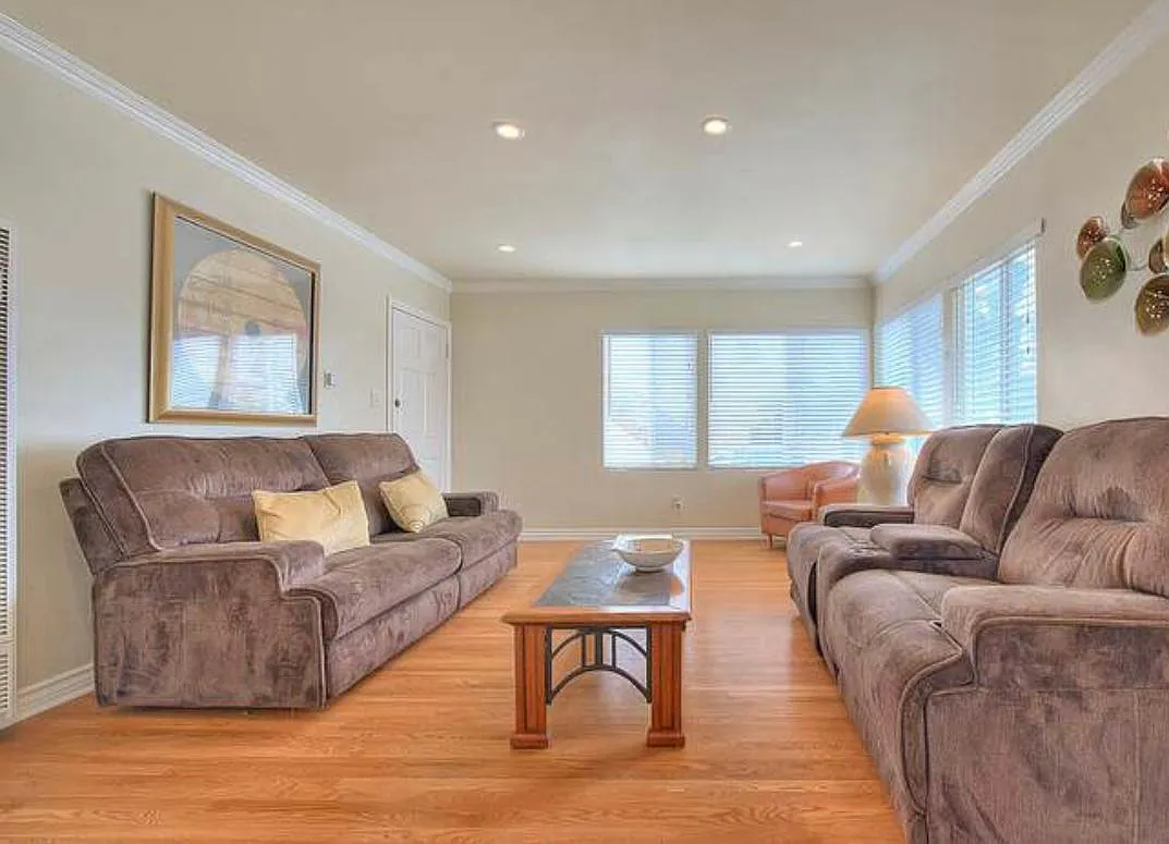 9328 Crenshaw Blvd — Photo 2