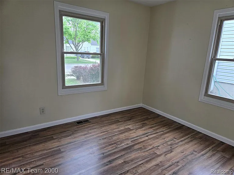 24684 Lehigh St — Photo 7