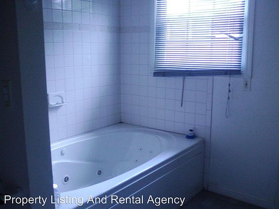 5th image of 1205 Flora Ave