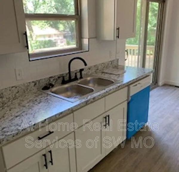 2028 S Lone Pine Ave — Photo 9