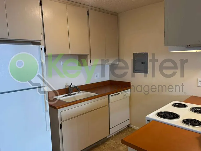 2515 H St #5 — Photo 13