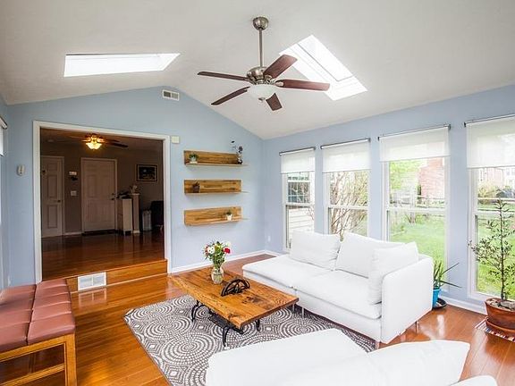4th image of 8161 Clearbrook Dr