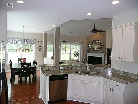 Great Kitchen with Granite!