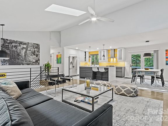 5th image of 8 Pine Spring Dr