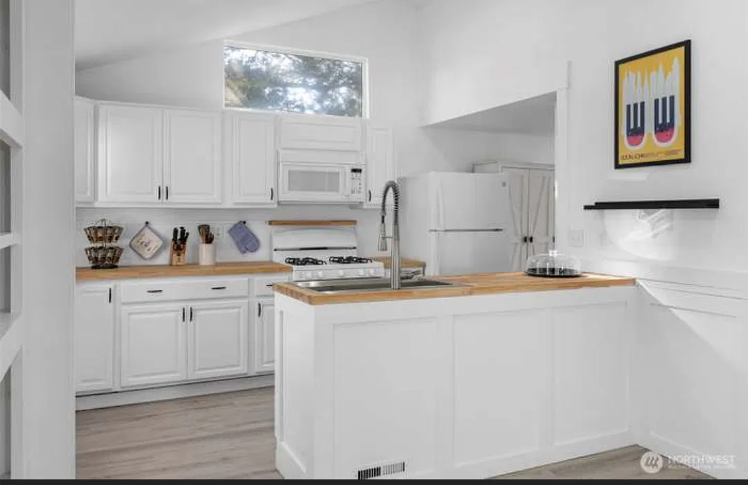 2 bed, 924 sqft, $3,200 — Photo 3