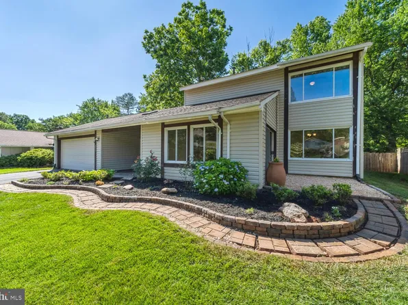 215 Newbury Pl, Sterling, VA 20164