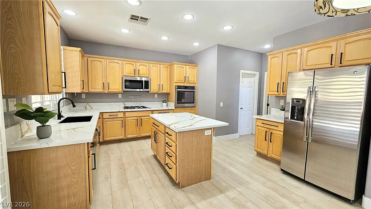 4 bed, 3.0 bath, 2431 sqft, $4,000 — Photo 3